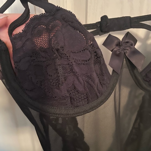 Black lace lingerie - Picture 3 of 4
